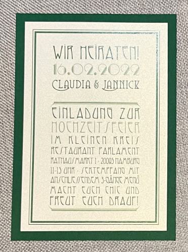 Einladungskarte, Hochzeitseinladung auf schimmerndem Karton mit grünem Passepartout