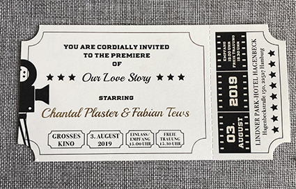 Einladung zur Hochzeit, Hochzeitskarte, Vorder/-Rückseitig, mit Perforation und gestanzten Ecken, Goldprägung, Kinoticket